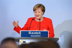 Bundeskanzlerin Angela Merkel sprach sich bei der Übergabe der Präsidentschaft von acatech mit Blick auf die Elektromobilität für den Aufbau einer europäischen Batterieproduktion aus