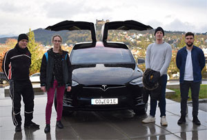Elektromobilität in der Praxis: Studenten stellten den Tesla auf den Prüfstand: Andreas Stirner von der KÜS Coburg mit Georg Braun, Kevin Offermann und Michael Ananin (v. l. n. r.).