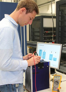 Das Fraunhofer ISE in Freiburg führt in seinen Testlabors Prüfungen an Batteriezellen, Modulen und kompletten Energiespeichersystemen durch