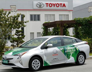 Der Prototyp auf Basis des Toyota Prius kombiniert den Hybrid-Antrieb mit alternativen Kraftstoffen