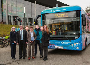 Arbeiten an Lösungen für die optimierte Reichweite von Elektro-Bussen: Bettina Lange und Jens Lottmann vom Stadtverkehr Lübeck mit Jacob Stahl, Prof. Thomas Franke, Daniel Herrmann, Markus Gödker und Vivien Moll