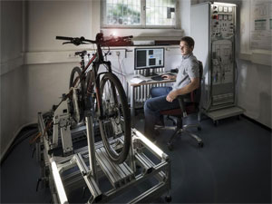 Forscher des KIT testen E-Bikes auf einem Prüfstand wie er in der Automobilindustrie üblich ist. (Foto: Markus Breig, KIT)