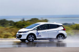 Die Reifentester und die Sachverständigen von TÜV SÜD haben Standard-Reifen auf einem Elektro-Auto getestet.