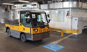 Induktives Elektro-Ladesystem von INTIS am Flughafen München.