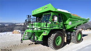 e_dumper.jpg. In den Muldenkipper „eDumper“, das größte Elektro-Fahrzeug der Welt, wurde eine Batterie eingebaut, die mit 4,5 Tonnen so schwer wie zwei komplette PKW ist