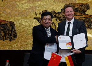 Dr. WU Zhixin (CATARC) und Dr. Klaus BONHOFF (NOW)
