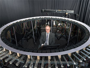 Prof. Dr.-Ing. Hugo Fastl in seinem Soundlabor für Elektro-Autos