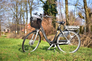 „Wer regelmäßig mit dem E-Bike trainiert, profitiert dauerhaft“, sagt Arno Schmidt-Trucksäss, Professor für Sportmedizin von der Universität Basel.