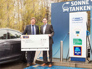 ALDI SÜD spendet dem BEM 10.000 Euro. Karl-Heinz Kehl, Geschäftsführer der ALDI SÜD Regionalgesellschaft Mörfelden, überreichte den Scheck in Neu-Isenburg an BEM-Präsident Kurt Sigl.
