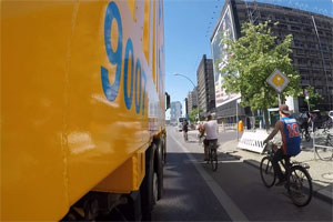 Assistenz-Systeme können Abbiege-Unfälle zwischen LKW und Radfahrer verhindern. Quelle: "obs/ZDF"