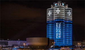 Eine Lichtinszenierung verwandelt den „Vierzylinder“ im Münchner Norden optisch in eine Batterie. „Ein Symbol mit Strahlkraft, durch das die BMW Group den Technologiewandel in der Mobilität weithin sichtbar macht.“