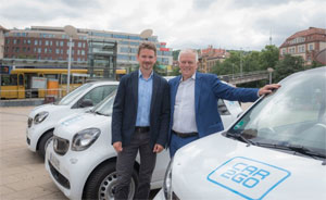 Olivier Reppert, CEO car2go, und Stuttgarts Oberbürgermeister Fritz Kuhn präsentieren die neuen Elektro-smart für die Stuttgarter car2go Flotte.