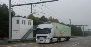 Lastwagen auf einer Versuchsstrecke mit Oberleitung
