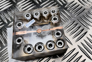 Testaufbau für die Festkörperbatterie: Die Batterie von der Größe einer Knopfzelle befindet sich in der Mitte des Plexiglasgehäuses, welches die dauerhafte Kontaktierung der Batterie sicherstellt. Copyright: Forschungszentrum Jülich / Regine Panknin