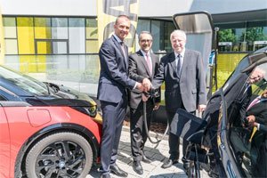 Christian Ach (Leiter Vertrieb BMW Deutschland) und Mahbod Asgari (Vorstand ADAC SE) starten die Elektromobilitäts-Kooperation im Beisein von Dr. August Markl (Präsident ADAC e.V).
