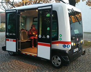 Autonomer Kleinbus in Bad Birnbach, Oktober 2017: Bildquelle: Easymile; Richard Huber; commons.wikimedia.org.
