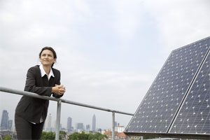 Prof. Dr. Martina Klärle auf dem Photovoltaik-Labor der Frankfurt University of Applied Sciences.