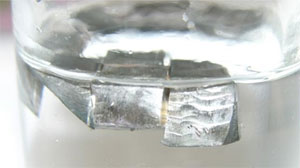 Lithium zum Schutz vor Oxidation in Paraffin; Foto: Wikipedia