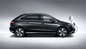 Eine neue Batterie und zusätzliche Gewichtsreduzierungen ermöglichen beim DENZA 500 eine höhere Energieeffizienz und damit eine größere Reichweite von rund 500 km