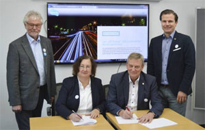 Vertragsunterzeichnung am 7.12.2018: Messe Stuttgart und ATZlive kooperieren bei elect! Exhibition & Conference. V.l.n.r.: Dr. Johannes Liebl, Stefanie Burgmaier, Thomas Walter, Gunnar Mey.