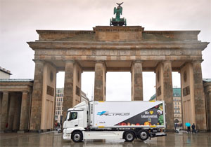 Ein Jahr lang wird EDEKA einen vollelektrischen eActros-Lkw im Berliner Stadtgebiet erproben.