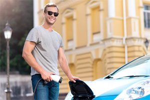 Am häufigsten wünschen sich die deutschen E-Autofahrer laut Studie billigere Batterien und damit günstigere E-Autos