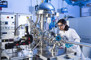 Doktorandin Niyousha Karimi Paridari untersucht die elektrochemischen Eigenschaften unterschiedlicher Materialien, um sie für neue Energiespeichertechnologien nutzbar zu machen. Foto: Laila Tkotz, KIT