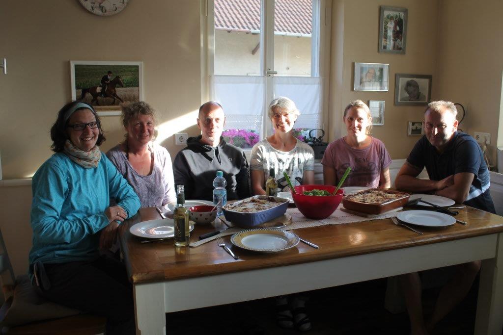 beim gemeinsamen Abendessen 