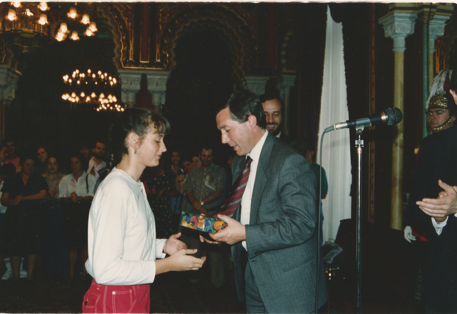 1991 Lourdes Pérez recogiendo Beca Viuda de Epalza