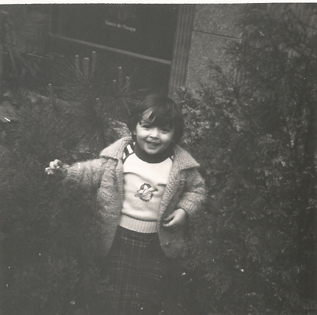 1981 Lourdes en jardín Banco de Vizcaya Panera Ahora BBVA
