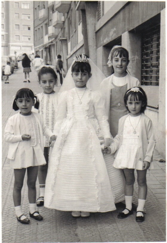 1967 Comunión de Mª Ángeles con Águeda, Chari, Mila y Ana Mari. Buen Pastor