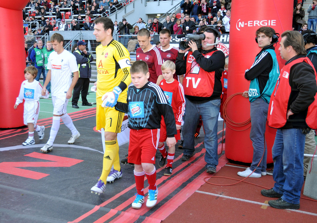 U-13 - Einlaufkinder - Spiel: 1. FC Nürnberg - SC Freiburg