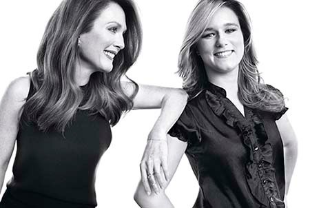 A droite, Brettany Wenger en compagnie de l'actrice Julianne Moore lors d'une séance photo pour Woman of Worth de l'Oréal Paris.