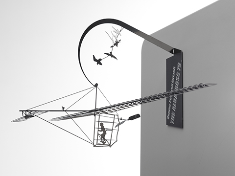 スタンドの裏側のマグネットを利用して冷蔵庫などに貼り付けることができます