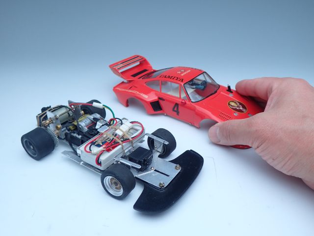 タミヤが電動RCで世界を席巻した名作、1/12ポルシェ935ターボなのですが、、