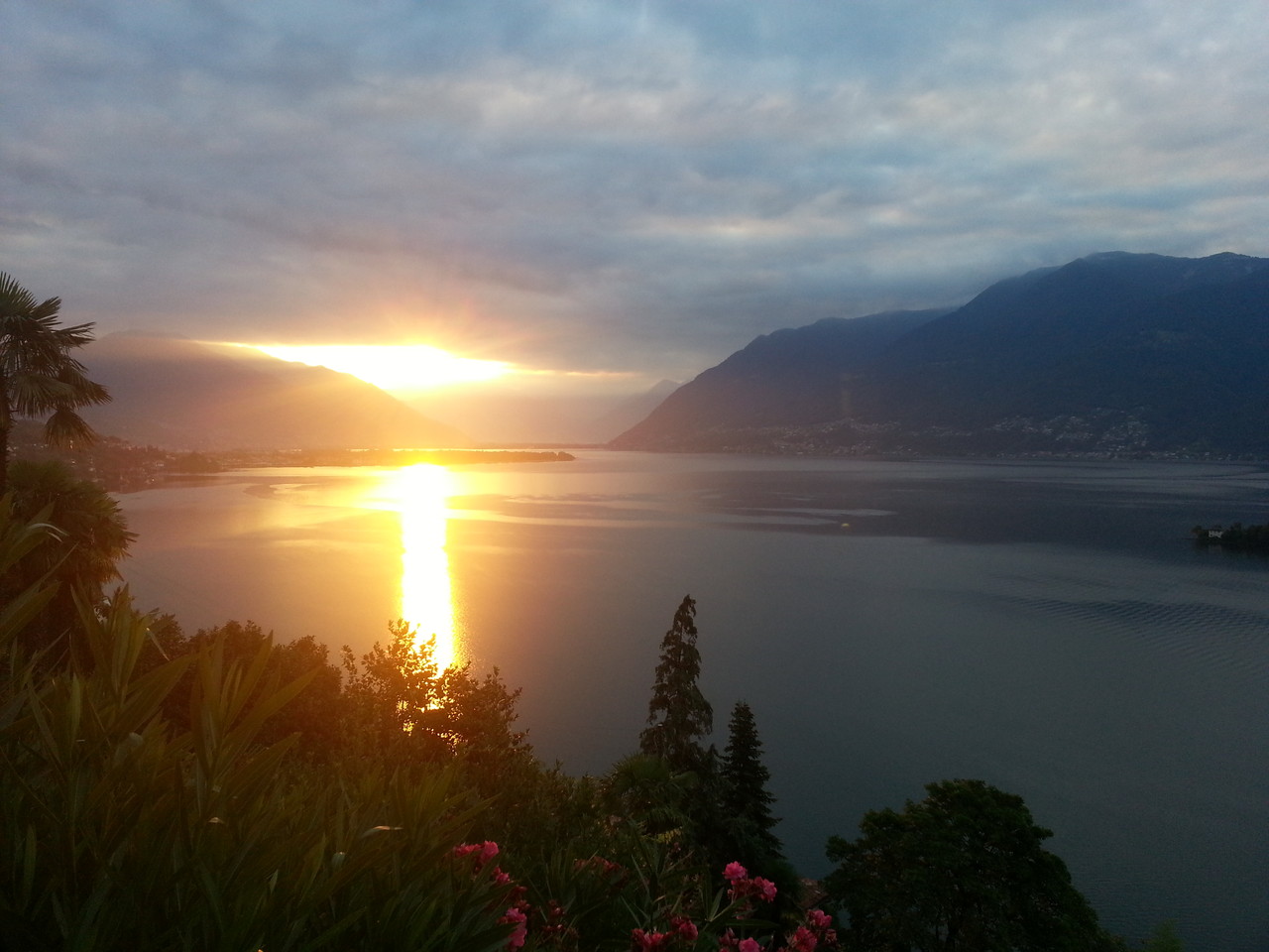 Sonnenaufgang über den Alpen 