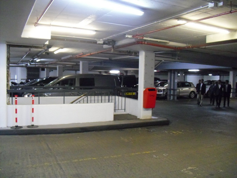 ウエストミンスター寺院近くの駐車場内部
