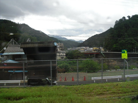 JRワイドビュー飛騨からの山あいの景色11