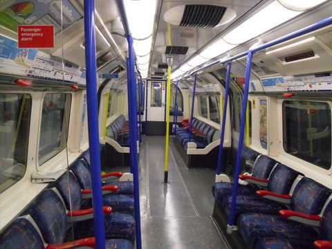 ロンドン地下鉄車両内部