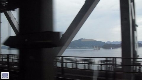 岡山駅から四国の高松に行く電車・車窓からの瀬戸内海の景色３