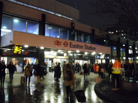 駅の前です。
