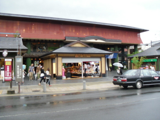 渡月橋への道中の商店街５