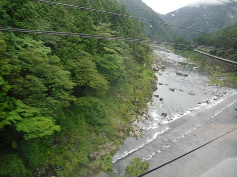JRワイドビュー飛騨からの山あいの景色12