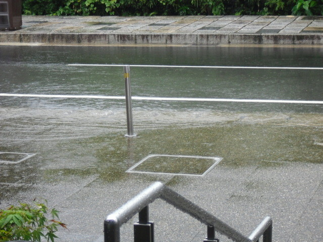 渡月橋への道中の商店街、大雨でした。
