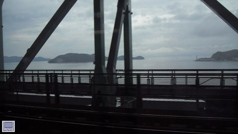 岡山駅から四国の高松に行く電車・車窓からの瀬戸内海の景色