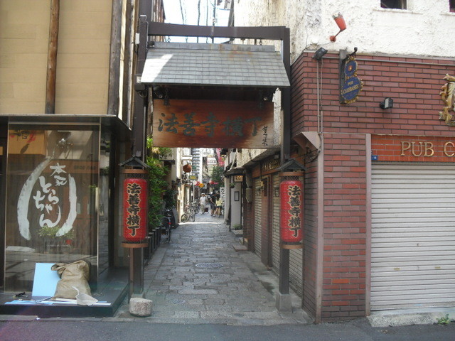 難波界隈。法善寺横丁