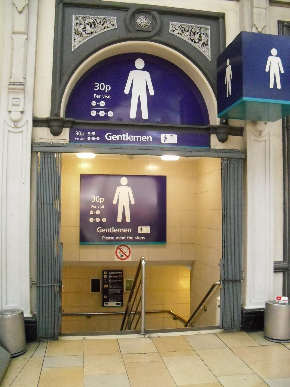 ロンドンの駅のトイレは有料￡0.3~0.5です。