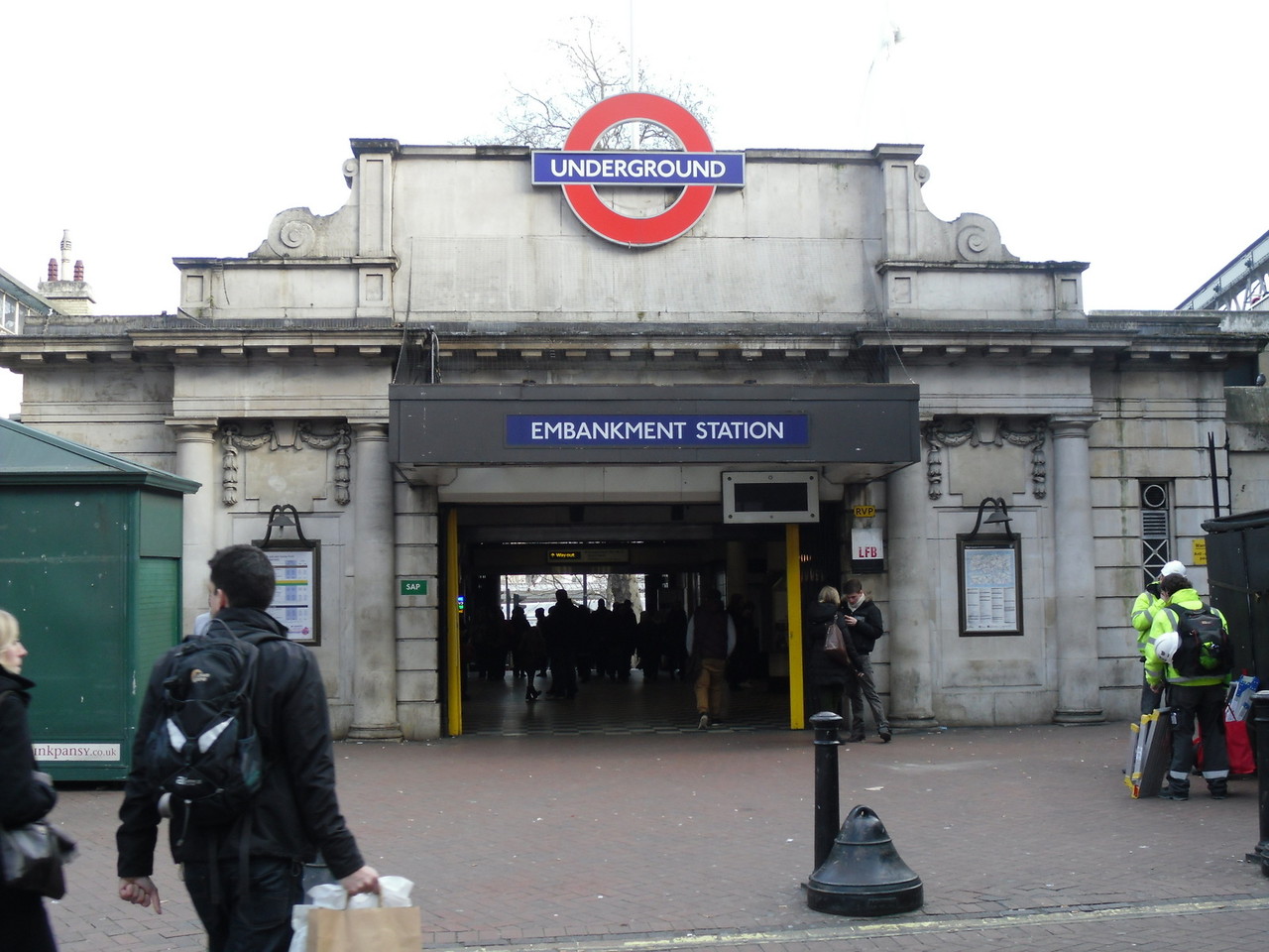 エンバンクメント地下鉄駅