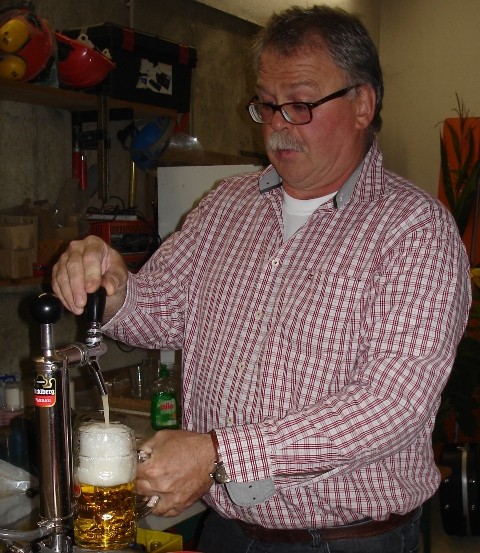 Hoffest 2013: Schankkellner Bernhard Knispel hatte eine Menge zu tun