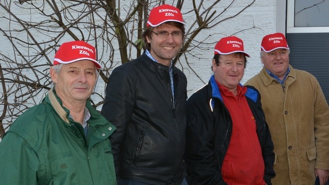 Albert Zöls mit "Werbeträgern"